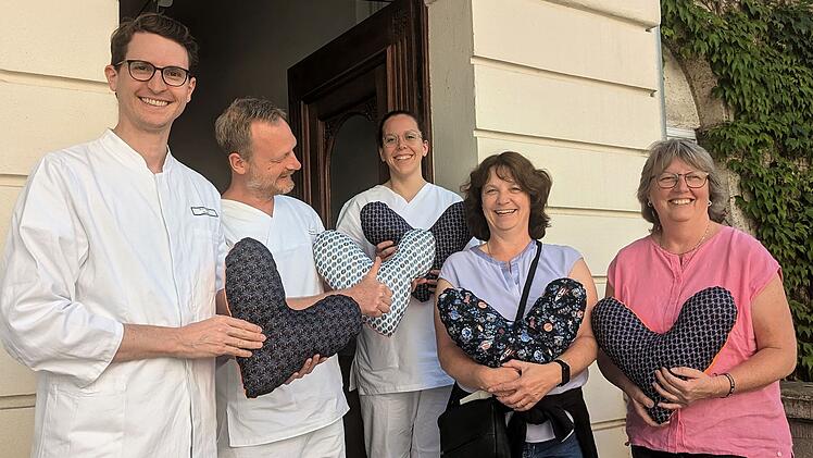 Erlangen: Herzkissen f&uuml;r Brustkrebspatientinnen - Ehrenamtliche n&auml;hen flei&szlig;ig weiter
