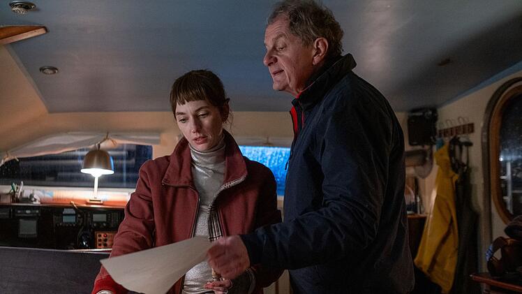 Leonie Jaspers (Hannah Ehrlichmann) und ihr Vater Heiner Jaspers (Oliver T&ouml;rner) setzen sich f&uuml;r die Reinigung der Meere von M&uuml;ll ein.