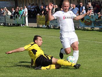 Mit langem Bein stoppt hier der Gästespieler den Sander Bernd Pankratz (rechts) bei seinem Sturmlauf. Foto: Günther Geiling