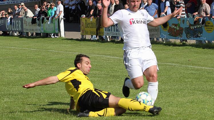 Mit langem Bein stoppt hier der Gästespieler den Sander Bernd Pankratz (rechts) bei seinem Sturmlauf. Foto: Günther Geiling