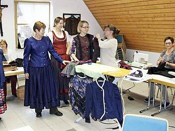 Kursleiterin Marianne Bogner (2.v.r.) assistiert den Frauen beim Nähen einer Tracht.  Foto: Löwisch