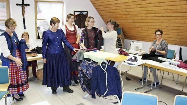 Kursleiterin Marianne Bogner (2.v.r.) assistiert den Frauen beim Nähen einer Tracht.  Foto: Löwisch