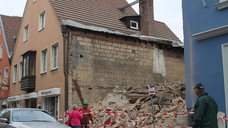 Der Trümmerhaufen vom Hausabbruch in der Buchbindergasse 6 soll noch diese Woche abgefahren werden. Foto: Stephan Tiroch