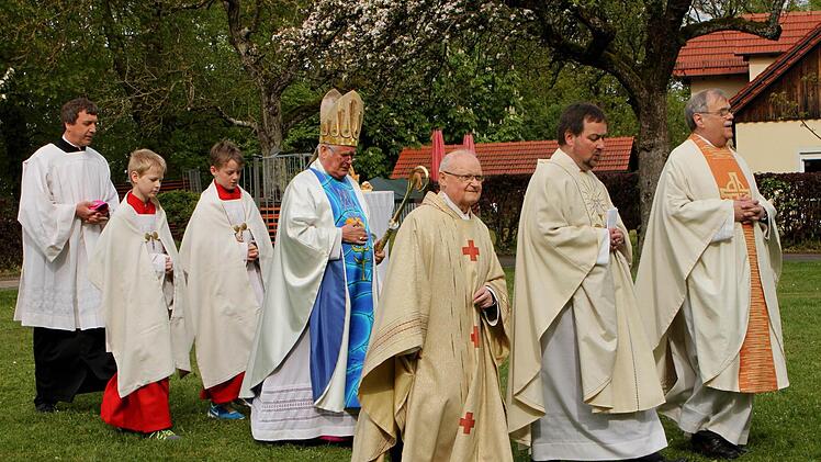 Beim Einzug des Oberhirten auf dem Kapellenberg (von rechts): Pfarrer Reiner Fries, Stadtpfarrer Michael Erhart, Pfarrer Josef Dietl und Bischof Friedhelm Hofmann.