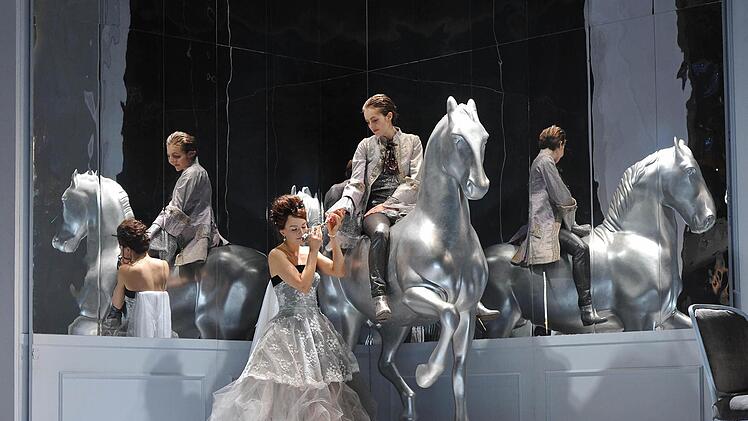 Szene aus dem "Rosenkavalier" am Landestheater Coburg.Foto: Andrea Kremper