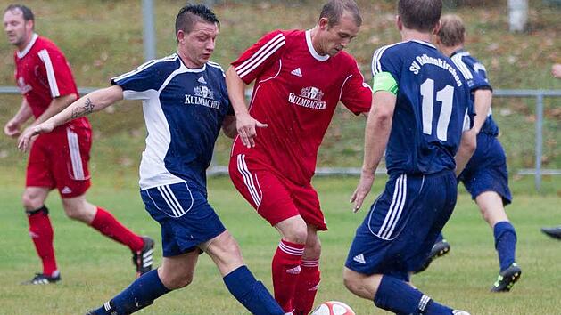 Der TSF Theisenort mit Daniel Jakobi (rotes Trikot) und die SG Rothenkirchen sind in den Abstiegskampf der Kreisliga 2 verwickelt. F&uuml;r die Theisenorter soll die Saison schon am 5. M&auml;rz mit dem Derby gegen den VfR Johannisthal weitergehen. Foto: Heinrich Wei&szlig;