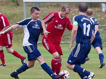 Der TSF Theisenort mit Daniel Jakobi (rotes Trikot) und die SG Rothenkirchen sind in den Abstiegskampf der Kreisliga 2 verwickelt. Für die Theisenorter soll die Saison schon am 5. März mit dem Derby gegen den VfR Johannisthal weitergehen. Foto: Heinrich Weiß