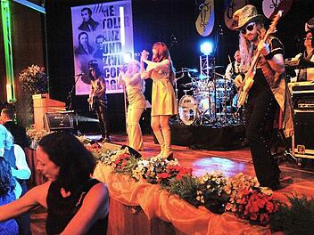 Die Göttinger Showband "Hit Radio Show" verwandelte den CC-Ball am Samstagabend im Coburger Kongresshaus in eine Party der 70er, 80er und 90er Jahre.  Foto: Frank Klauss