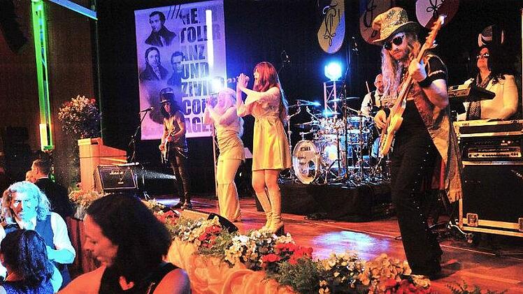 Die Göttinger Showband "Hit Radio Show" verwandelte den CC-Ball am Samstagabend im Coburger Kongresshaus in eine Party der 70er, 80er und 90er Jahre.  Foto: Frank Klauss