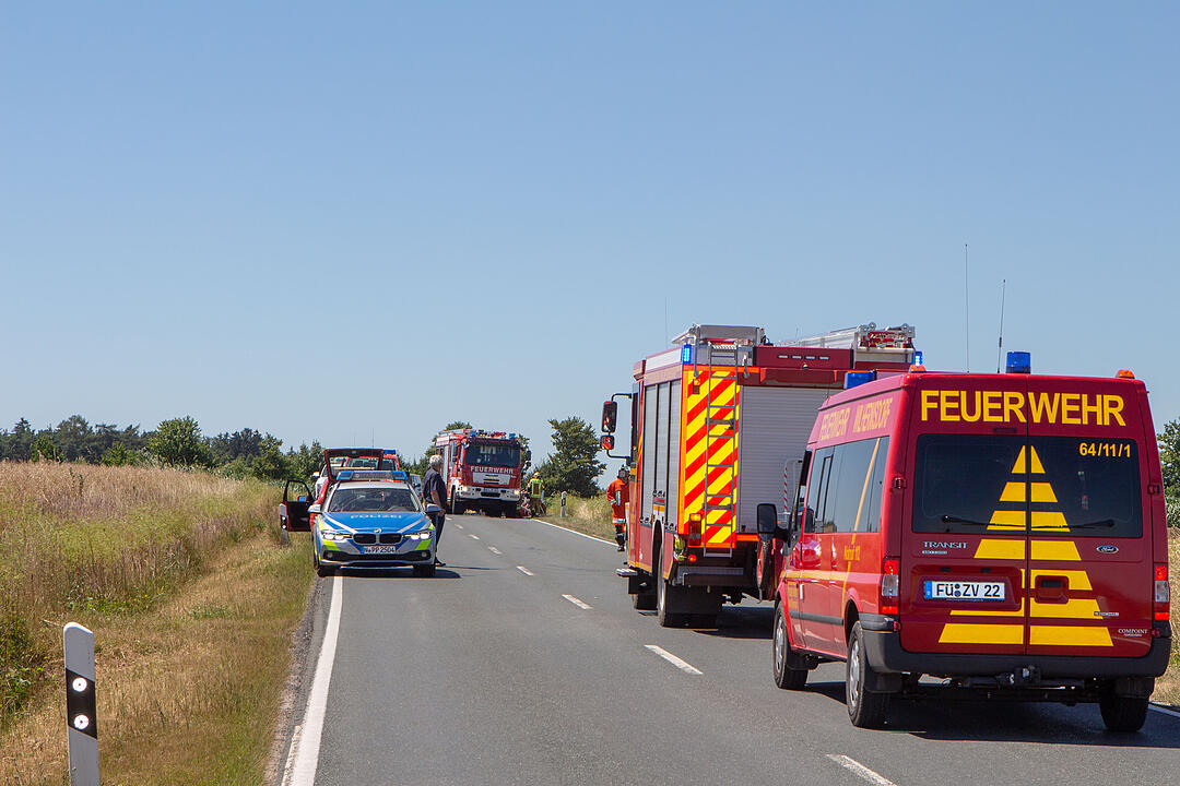 Kreis Neustadt/Aisch: Heiß gelaufenes Arbeitsgerät steckt einen Hektar Feld in Flammen – 100.000 Euro Schaden