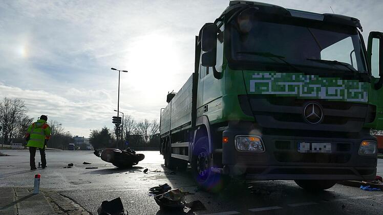 Nach einem Zusammenstoß am Montagvormittag zwischen einem Lkw und einem Rollerfahrer im Bereich des Nürnberger Hafens, schwebt der Fahrer des Motorrollers in Lebensgefahr. Foto: News5/Oßwald