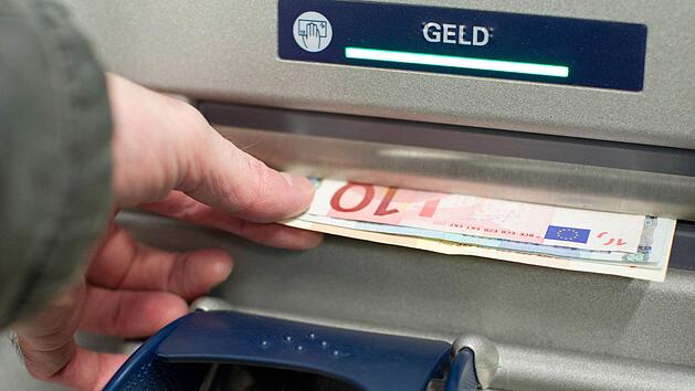 Geld abheben: Polizei warnt vor zwei Betrugsmaschen