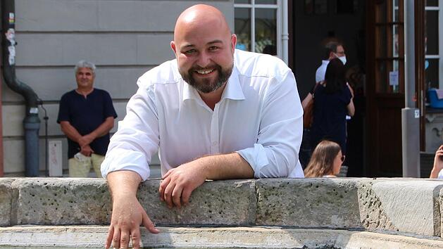 Jonas Geissler am Spenglersbrunnen auf dem Coburger Marktplatz.