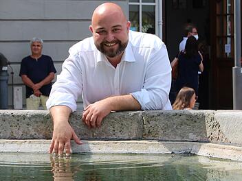 Jonas Geissler am Spenglersbrunnen auf dem Coburger Marktplatz.