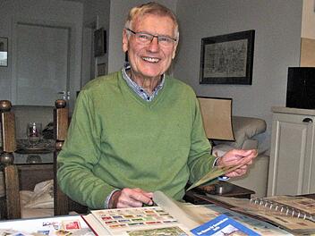 Sammler Dietmar Feist (77) beim Sortieren der für gute Zwecke gespendeten Briefmarken Foto:  Gertrud Feist