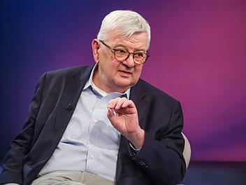"Du musst in einer Demokratie die Menschen mitnehmen. Das ist ein m&uuml;hseliger Weg. Aber wenn es Dir gelingt, sie mitzunehmen, dann hat das Bestand", r&auml;t Joschka Fischer der Bundesregierung.