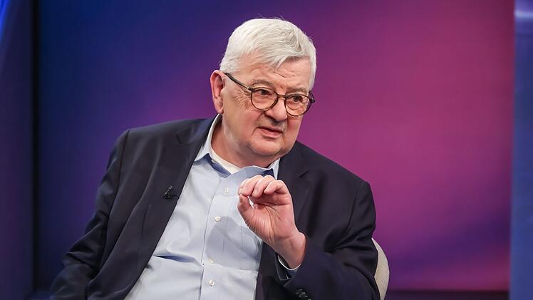 "Du musst in einer Demokratie die Menschen mitnehmen. Das ist ein m&uuml;hseliger Weg. Aber wenn es Dir gelingt, sie mitzunehmen, dann hat das Bestand", r&auml;t Joschka Fischer der Bundesregierung.