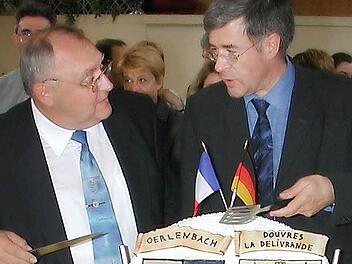 Wie doch die Zeit vergeht: Zehn Jahre ist dieses Foto nun schon wieder alt, auf dem der damalige Bürgermeister von Douvres, Laurent Huet (rechts), und Oerlenbachs Bürgermeister Siegfried Erhard den Beginn der Städtepartnerschaft in Frankreich feierten. Archivfoto: Stefan Geiger