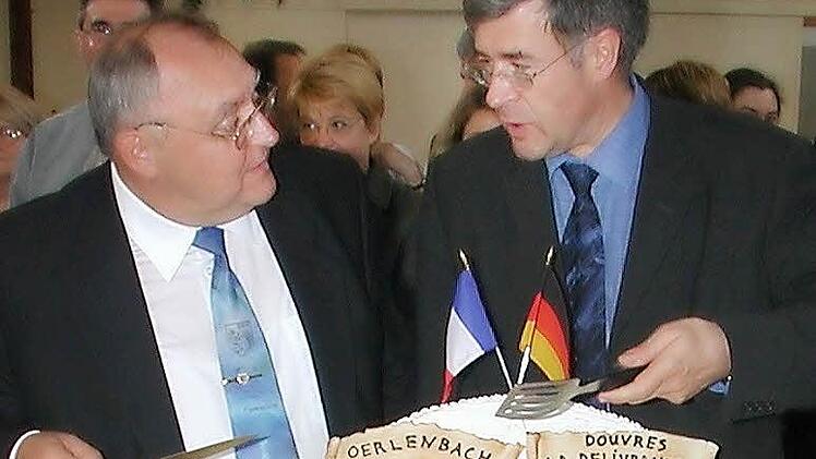Wie doch die Zeit vergeht: Zehn Jahre ist dieses Foto nun schon wieder alt, auf dem der damalige Bürgermeister von Douvres, Laurent Huet (rechts), und Oerlenbachs Bürgermeister Siegfried Erhard den Beginn der Städtepartnerschaft in Frankreich feierten. Archivfoto: Stefan Geiger