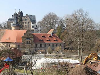 Der Löschwasserbehälter (im Vordergrund) verschandelt nach Ansicht der Bürger den unverstellten Blick auf das Wernsteiner Schloss. Fotos: S.Martin