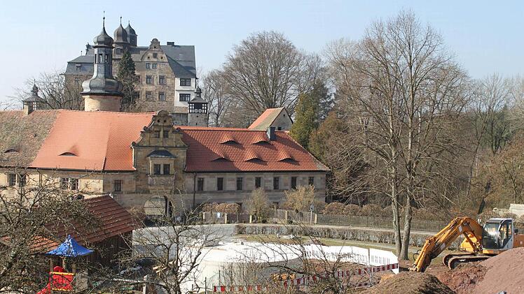Der Löschwasserbehälter (im Vordergrund) verschandelt nach Ansicht der Bürger den unverstellten Blick auf das Wernsteiner Schloss. Fotos: S.Martin