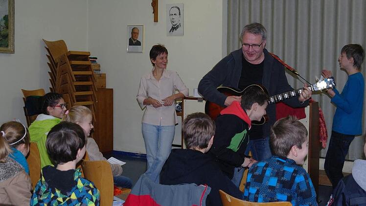 Ist mit Feuereifer dabei - Gerd Kirchner möchte erstmalig bei der Sternsingeraktion mitlaufen und probt mit den Kindern begeistert das Lied: "Wir kommen aus dem Morgenland". Foto: Stephanie Elm