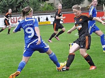 SV Reitsch - SV Weinberg II: Als Tanja Böhnlein (rechts) den Ball spielen will, wird sie regelwidrig von Gästespielerin Meike Kellermann daran gehindert. Foto: Herbert Kalb