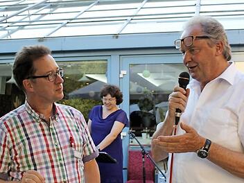 Pastor Dirk Zimmer (l.) im Gespräch mit Hans Göller Fotos: Carmen Schwind