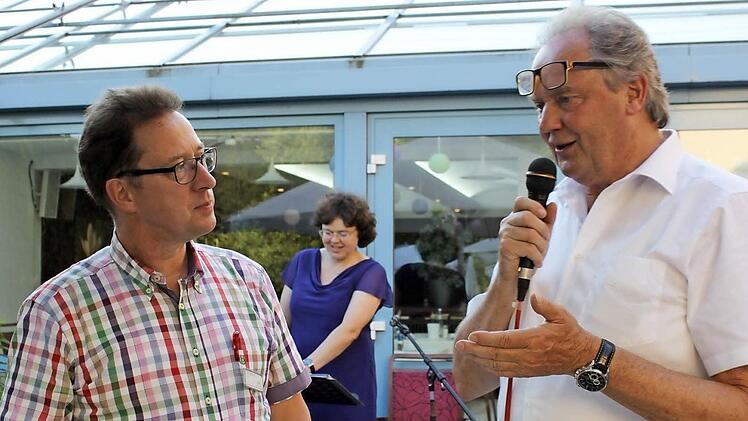Pastor Dirk Zimmer (l.) im Gespräch mit Hans Göller Fotos: Carmen Schwind
