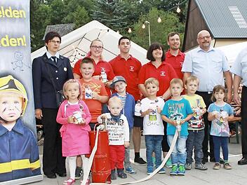 Die Kinderfeuerwehr Oberlangheim mit der Leiterin des Fachbereichs Kinderfeuerwehr im Landkreis, Ingrid Funk, Lisa Haselmann, Christoph Ahles, Sabine Dinkel, Benedikt Zurek, Peter Treubel, Josef Dinkel (hinten von links), Sophie Springer, Nikolaos Michopoulos, Paul Zurek, Tim Novotny, Ben Fritsche, Felix Weis, Julian Kerner und Louisa Weis.  Foto: Gerd Klemenz