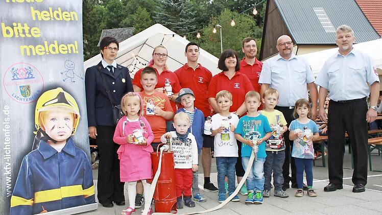 Die Kinderfeuerwehr Oberlangheim mit der Leiterin des Fachbereichs Kinderfeuerwehr im Landkreis, Ingrid Funk, Lisa Haselmann, Christoph Ahles, Sabine Dinkel, Benedikt Zurek, Peter Treubel, Josef Dinkel (hinten von links), Sophie Springer, Nikolaos Michopoulos, Paul Zurek, Tim Novotny, Ben Fritsche, Felix Weis, Julian Kerner und Louisa Weis.  Foto: Gerd Klemenz
