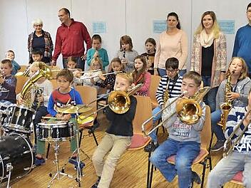 Sie sind glücklich über ihre funkelnden Instrumente. Die Schüler der 3. Klassen der Lucas-Cranach-Schule bilden im zehnten Jahr in Folge eine Bläserklasse. Darüber freuen sich (hinten von links) Rektorin Anita Neder, Stephan Krauß (Orchesterleiter)und die Musikpädagogen Christine Frauenhofer, Yvonne Schütz und Daniel Härich. Foto: K.- H. Hofmann