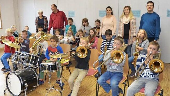 Sie sind glücklich über ihre funkelnden Instrumente. Die Schüler der 3. Klassen der Lucas-Cranach-Schule bilden im zehnten Jahr in Folge eine Bläserklasse. Darüber freuen sich (hinten von links) Rektorin Anita Neder, Stephan Krauß (Orchesterleiter)und die Musikpädagogen Christine Frauenhofer, Yvonne Schütz und Daniel Härich. Foto: K.- H. Hofmann