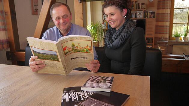 Harald und Nina Kutscher schreiben offensichtlich gerne - Vater Harald ver&ouml;ffentlicht demn&auml;chst eine Chronik &uuml;ber Neuensorg, Tochter Nina hat schon vier Romane geschrieben. Foto: Berthold K&ouml;hler