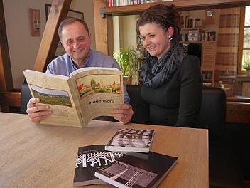 Harald und Nina Kutscher schreiben offensichtlich gerne - Vater Harald veröffentlicht demnächst eine Chronik über Neuensorg, Tochter Nina hat schon vier Romane geschrieben. Foto: Berthold Köhler
