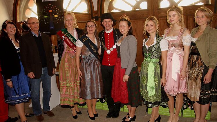 Im Kreise der Prinzessinnen fühlten sich Landrat Wilhelm Schneider (Zweiter von links) und Bierprinz Sebastian Gocker (Fünfter von links) sichtlich wohl.