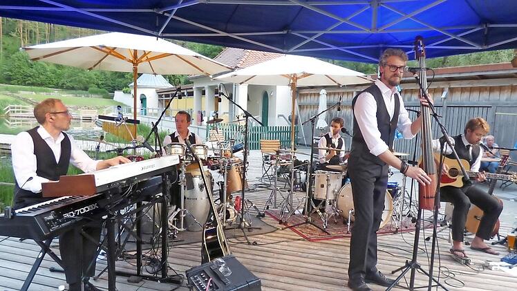 Die Rockband "Huebnotix" im Felsenbad  Foto: Thomas Weichert