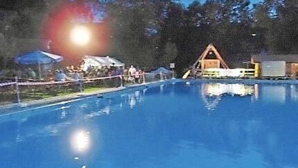 Die Ruhe vor dem Sturm im Gr&auml;fenberger Freibad.  Fotos: Petra Malbrich