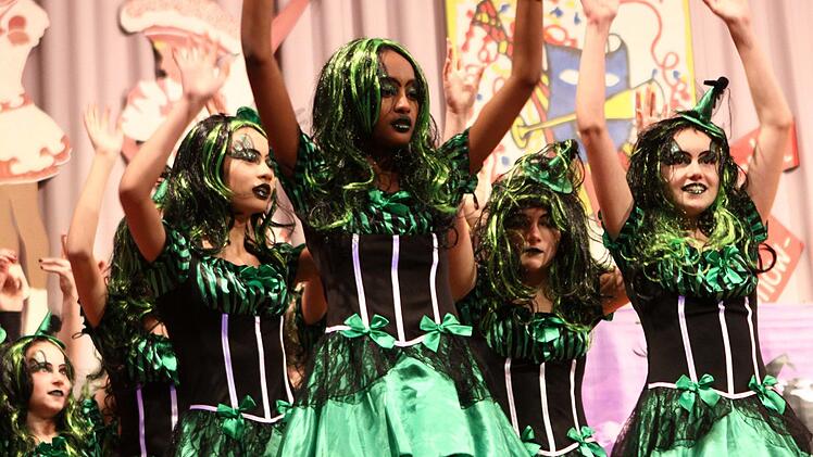 Die Mädchen der Euerdorfer Eukage mit ihrem Hexentanz. Foto: Thomas Dill