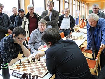 Wie zum Showdown spielten am Ende nur noch die beiden Titelaspiranten Johannes Pfadenhauer und Michal Michalek gegeneinander. Die Zuschauertraube, die sich um sie bildete, bekam den dramatischen Ausgang aus nächster Nähe mit.