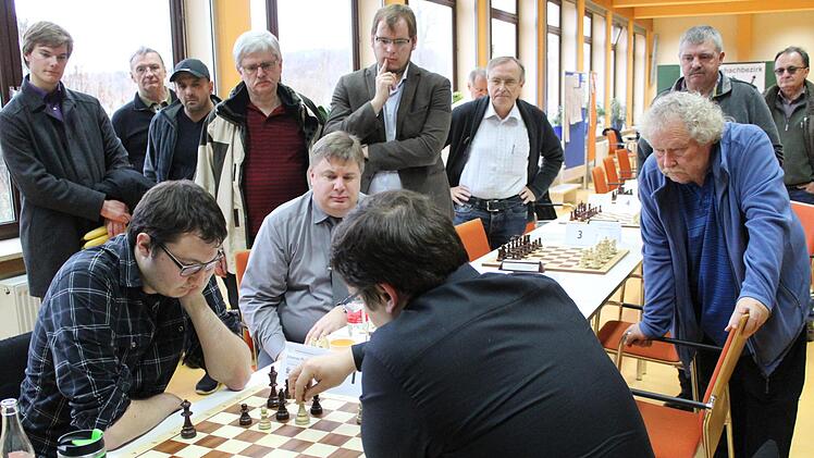 Wie zum Showdown spielten am Ende nur noch die beiden Titelaspiranten Johannes Pfadenhauer und Michal Michalek gegeneinander. Die Zuschauertraube, die sich um sie bildete, bekam den dramatischen Ausgang aus nächster Nähe mit.