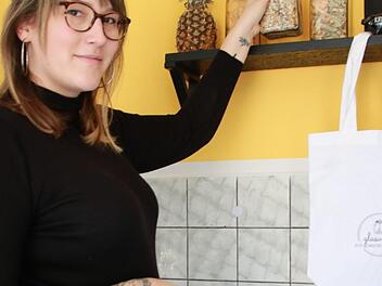 Nudeln und Müsli in Gläser abfüllen, dann im Stoffbeutel nach Hause tragen: Ab September sollen die Kunden in Julia Schapperts neuem Laden "Glasvoll" unverpackt einkaufen können. Foto: Katrin Geyer