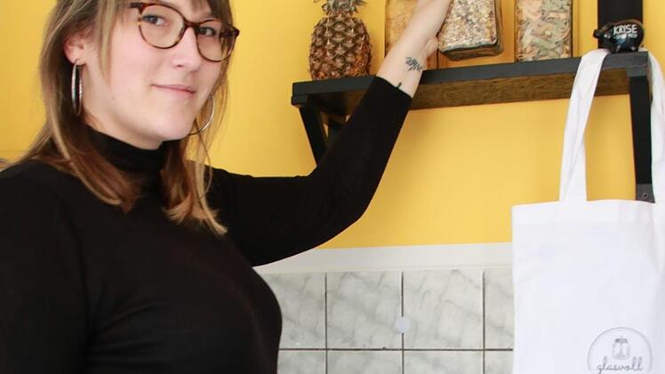 Nudeln und Müsli in Gläser abfüllen, dann im Stoffbeutel nach Hause tragen: Ab September sollen die Kunden in Julia Schapperts neuem Laden "Glasvoll" unverpackt einkaufen können. Foto: Katrin Geyer
