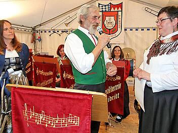 40 Jahre ist Dirigentin Heike Tischler (rechts) Mitglied im Musikverein  Fridritt. Birgit Döhler, die Kreisvorsitzende des nordbayerischen  Musikbundes (links) und der Vereinsvorsitzende Raimund Back ehrten sie  besonders. Foto: Dieter Britz