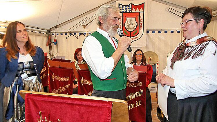 40 Jahre ist Dirigentin Heike Tischler (rechts) Mitglied im Musikverein  Fridritt. Birgit Döhler, die Kreisvorsitzende des nordbayerischen  Musikbundes (links) und der Vereinsvorsitzende Raimund Back ehrten sie  besonders. Foto: Dieter Britz