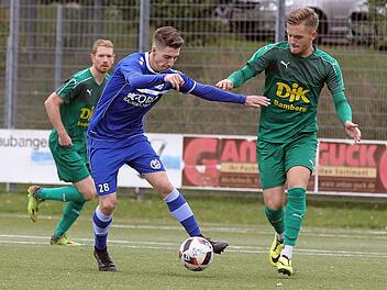 Jannik Fippl (rechts) und die DJK Don Bosco haben nach der Niederlage gegen Gebenbach auch beim ASV Cham keine Punkte geholt. Foto: sportpress