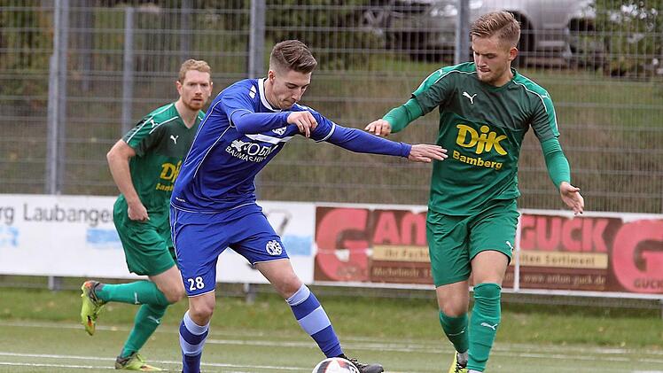 Jannik Fippl (rechts) und die DJK Don Bosco haben nach der Niederlage gegen Gebenbach auch beim ASV Cham keine Punkte geholt. Foto: sportpress