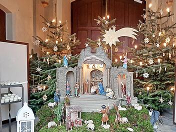 Diese Krippe im Eingangsbereich des Hauptportals erfreute die Gläubigen in Schwürbitz während der Weihnachtstage. Foto: Horst Habermann