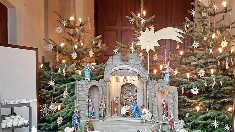 Diese Krippe im Eingangsbereich des Hauptportals erfreute die Gläubigen in Schwürbitz während der Weihnachtstage. Foto: Horst Habermann