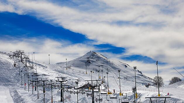 Etwa 20 Kilometer s&uuml;d&ouml;stlich von Cuneo liegt die Gemeinde Frabosa Sottana. Sie ist ein bedeutendes Ziel f&uuml;r Wintersportfans und beherbergt die Skigebiete Prato Nevoso (im Bild) und Artesina, die Teil des Mondol&egrave;-Skigebiets sind.&nbsp;